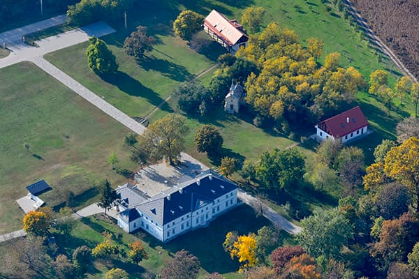 Szakáts Mansion and chapel in Bölcske — Hungary castle