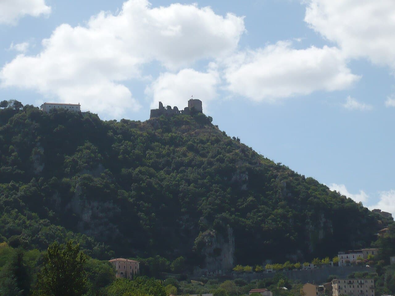Roccaguglielma — Italy castle