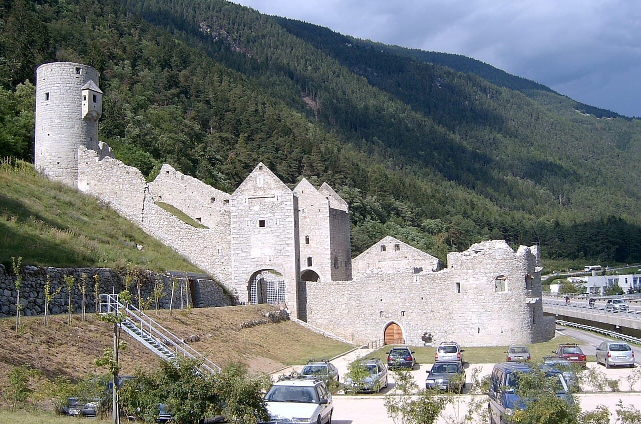 Rio Pusteria Close — Italy castle