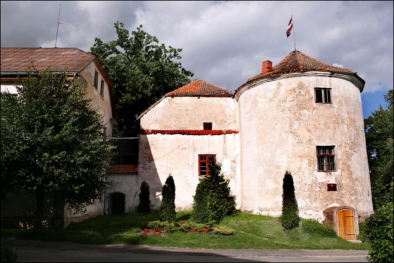 Alsunga — Latvia castle