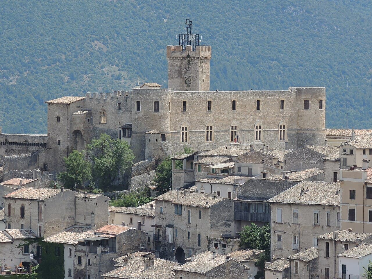 Piccolomini Castle (Capestrano) — Italy castle