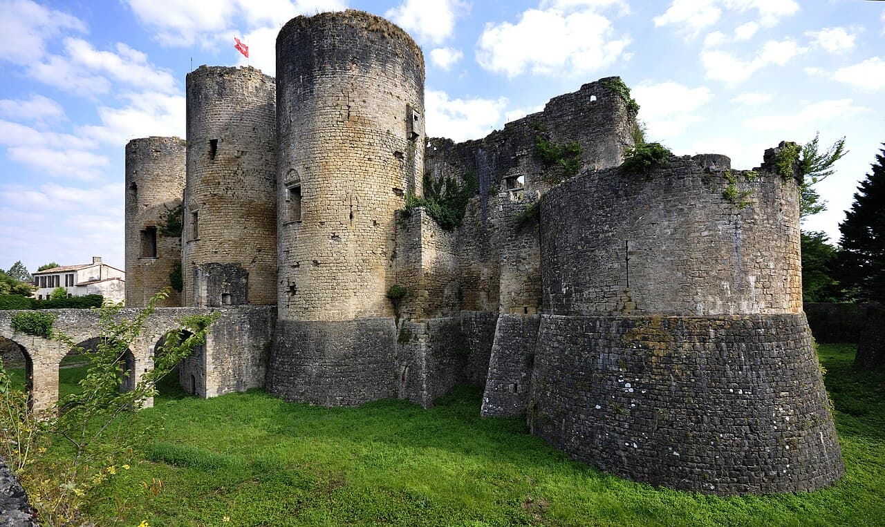 Château de Villandraut — France castle