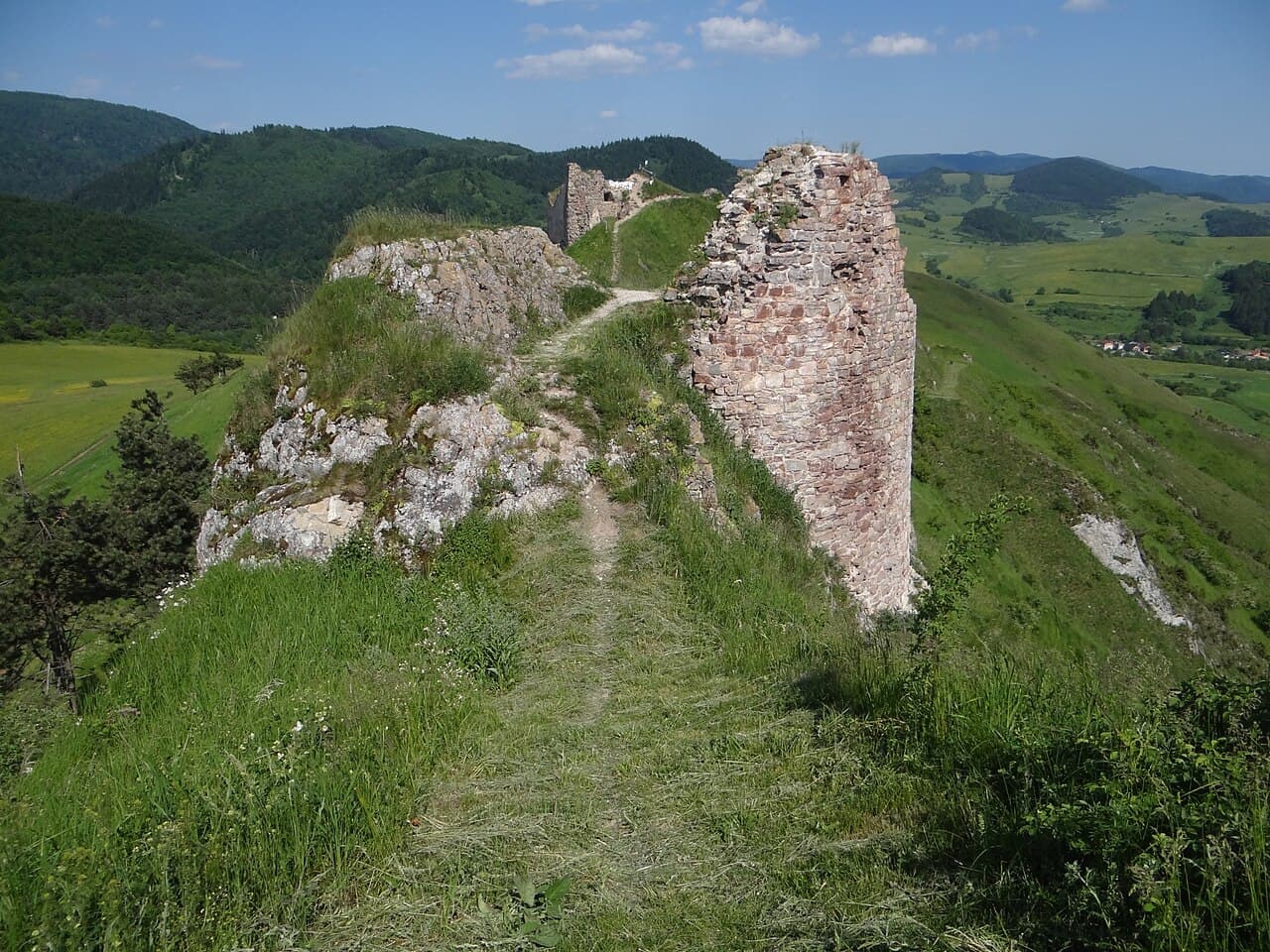 Kamenica Castle — Slovakia castle