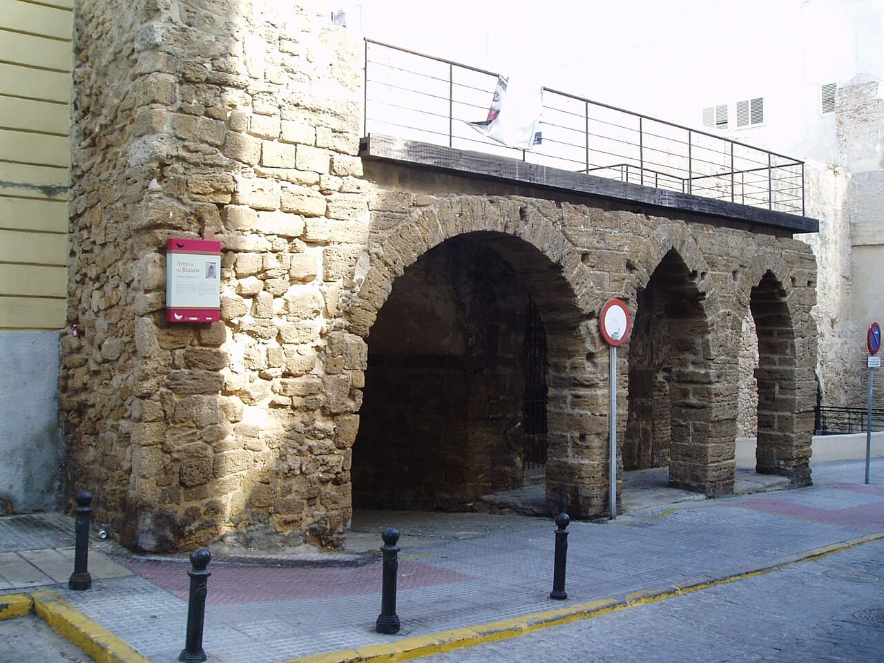 Arco de los Blancos — Spain castle