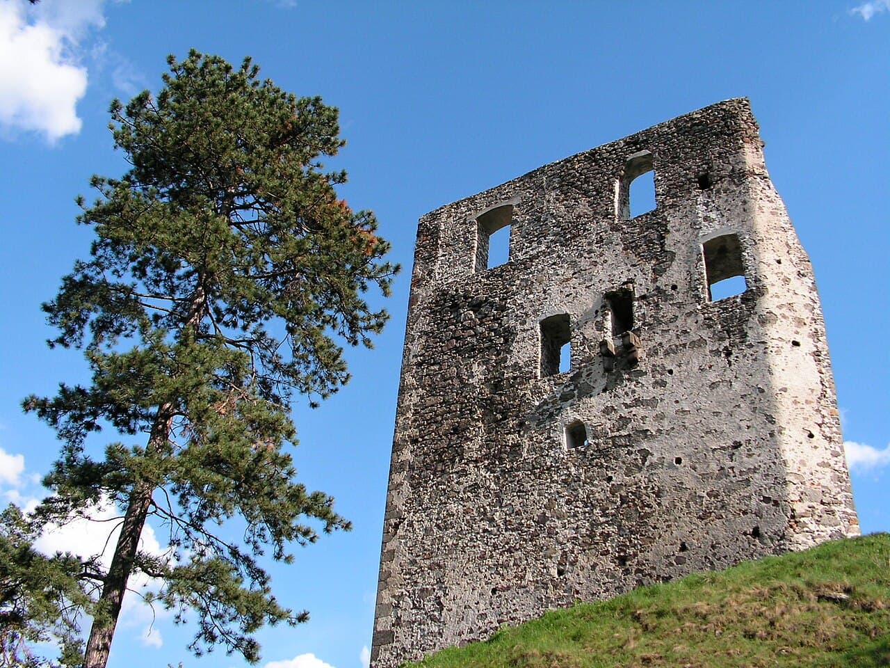 Dobrá Niva Castle — Slovakia castle