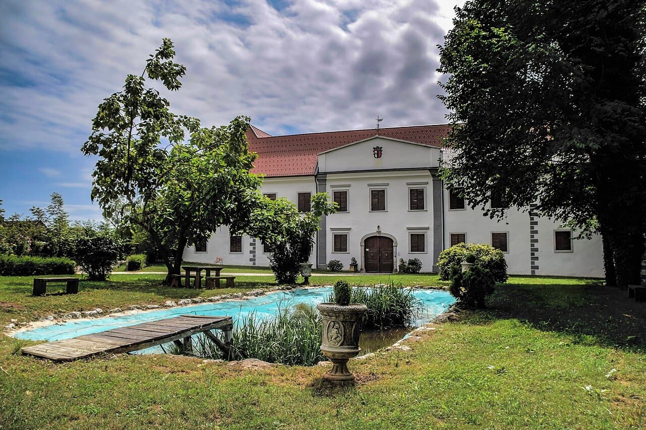 Raka Castle — Slovenia castle