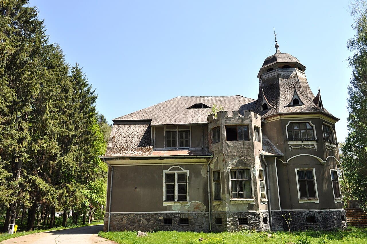 Pogany mansion in Păclișa, Hunedoara — Romania castle