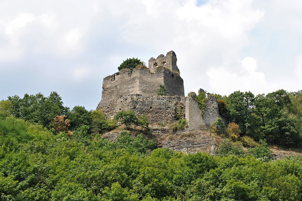 Cabrad Castle Ruins — Slovakia castle