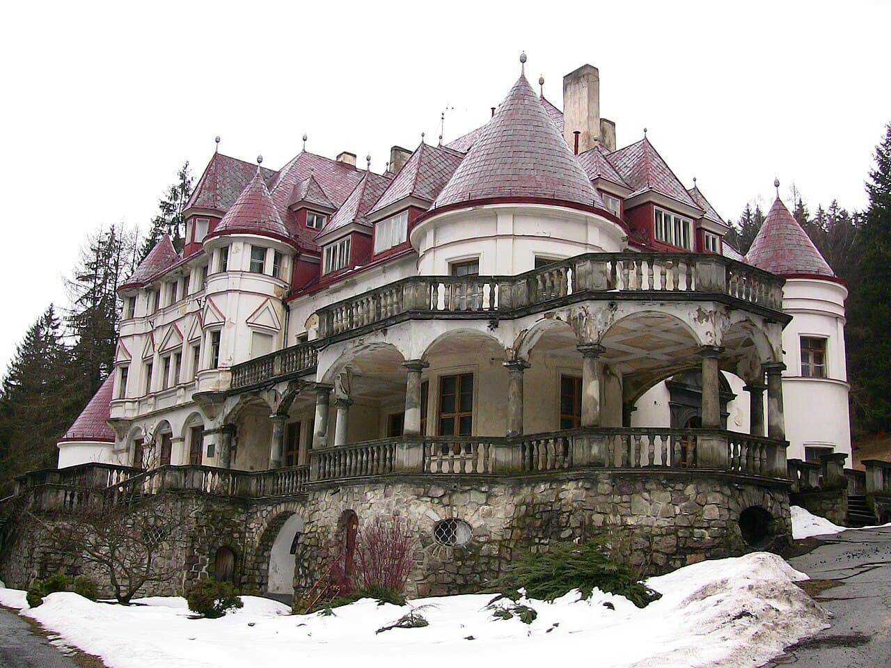 Kuneradský zámok — Slovakia castle