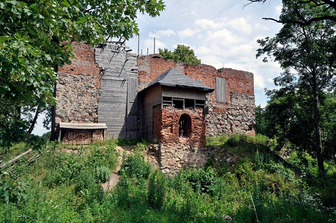 Nowy Jasiniec Castle Ruins — Poland castle