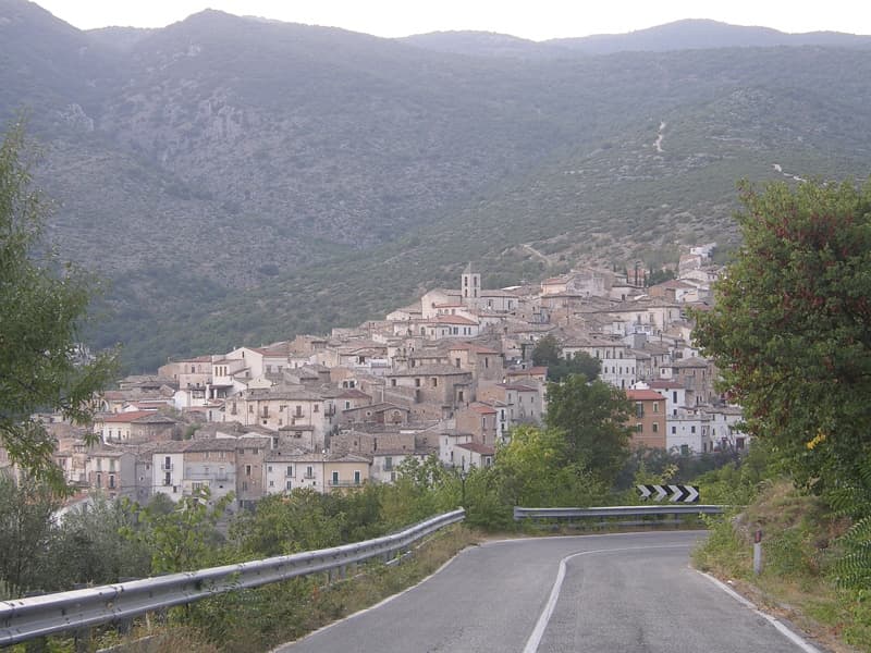 Ofena — Italy castle
