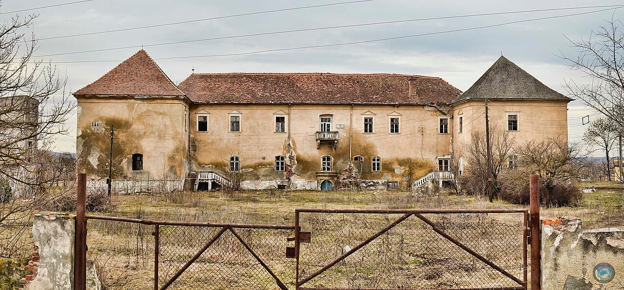Bethlen Castle (Iernut) — Romania castle