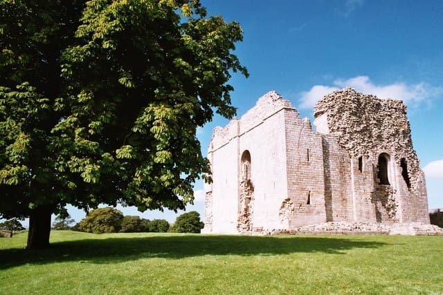 Bowes Castle — United Kingdom castle