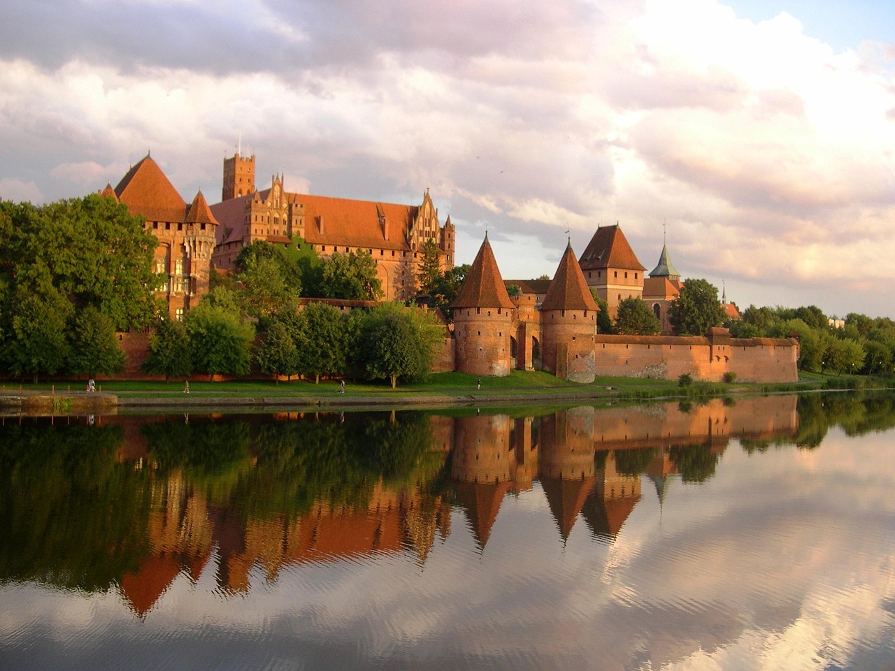The Largest Castles in the World by Area – Giants in Stone and Brick