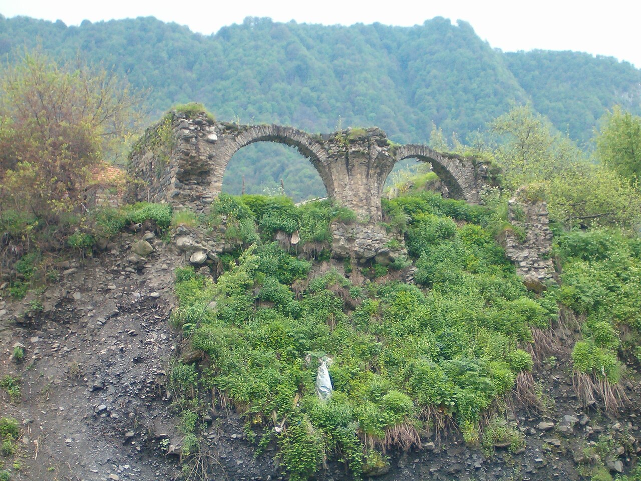 Fortress ruins in Ilisu — Azerbaijan castle