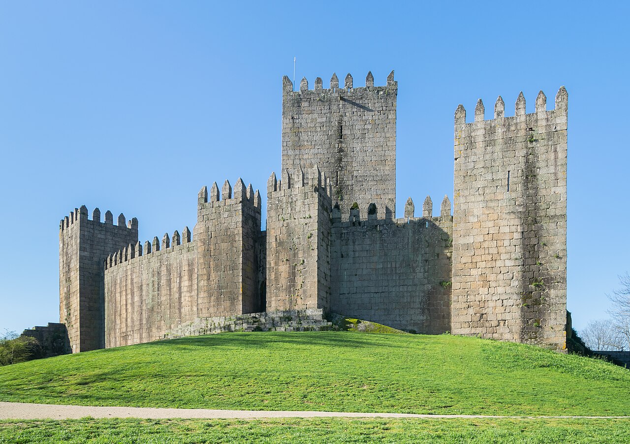 Castelo de Guimarães (Guimarães Castle) — Portugal castle