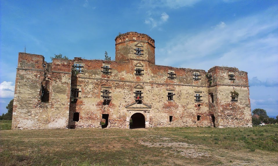 Lónyai Castle — Romania castle