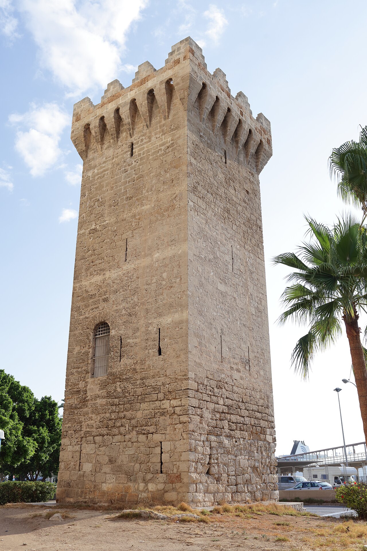 Torre de Paraires — Spain castle