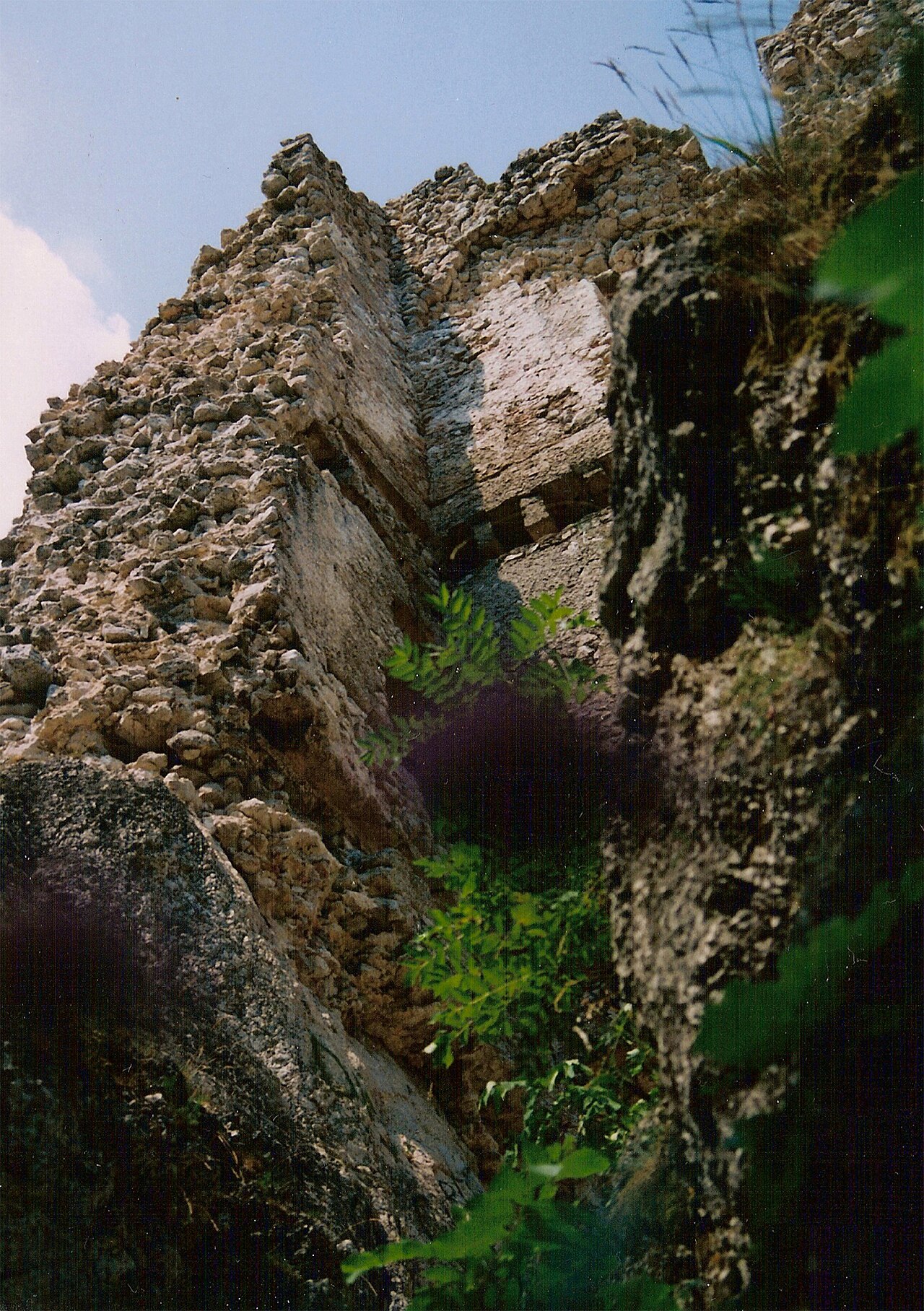 Pusztapalota-várrom, Várpalota — Hungary castle