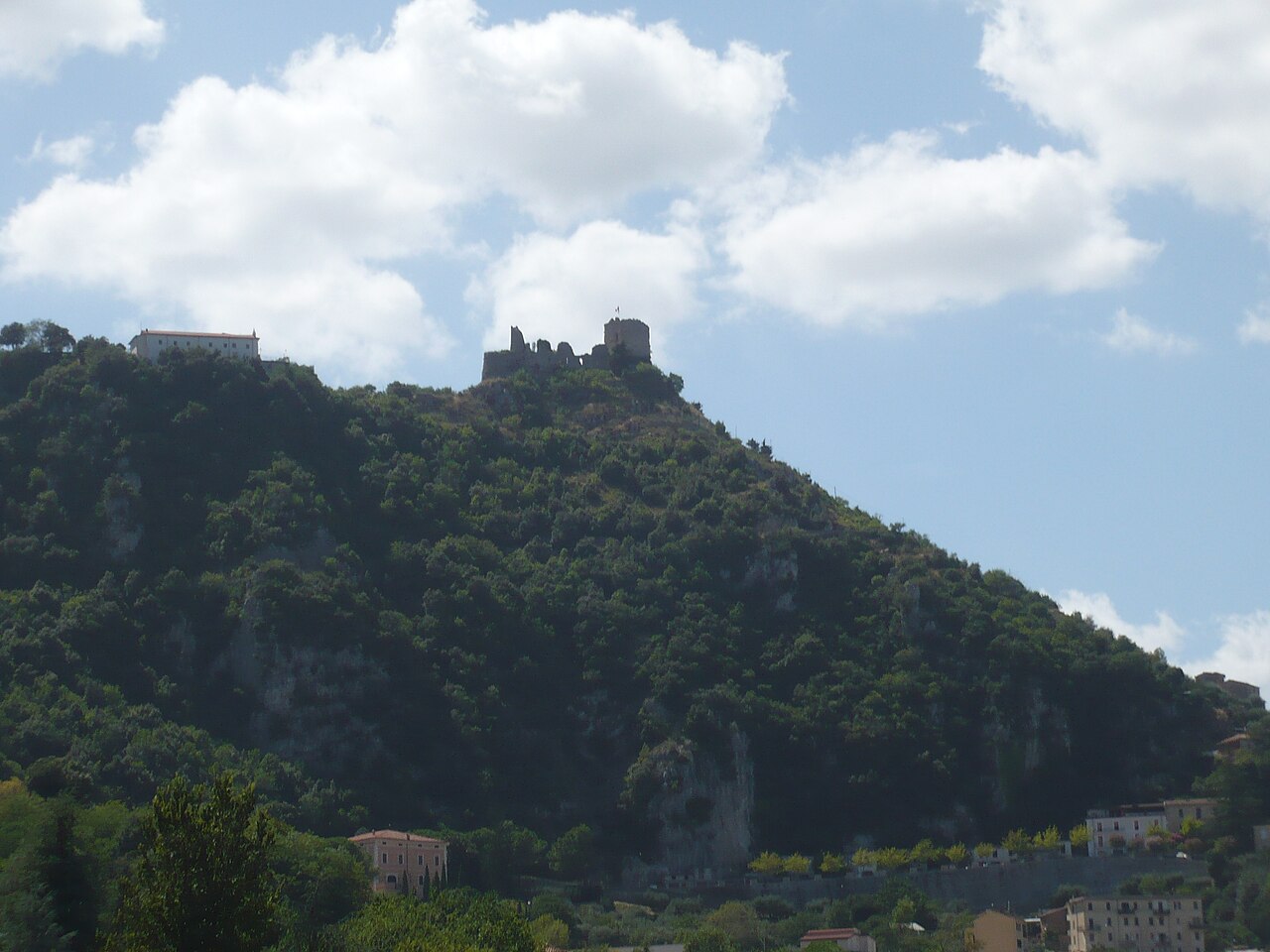 Roccaguglielma — Italy castle