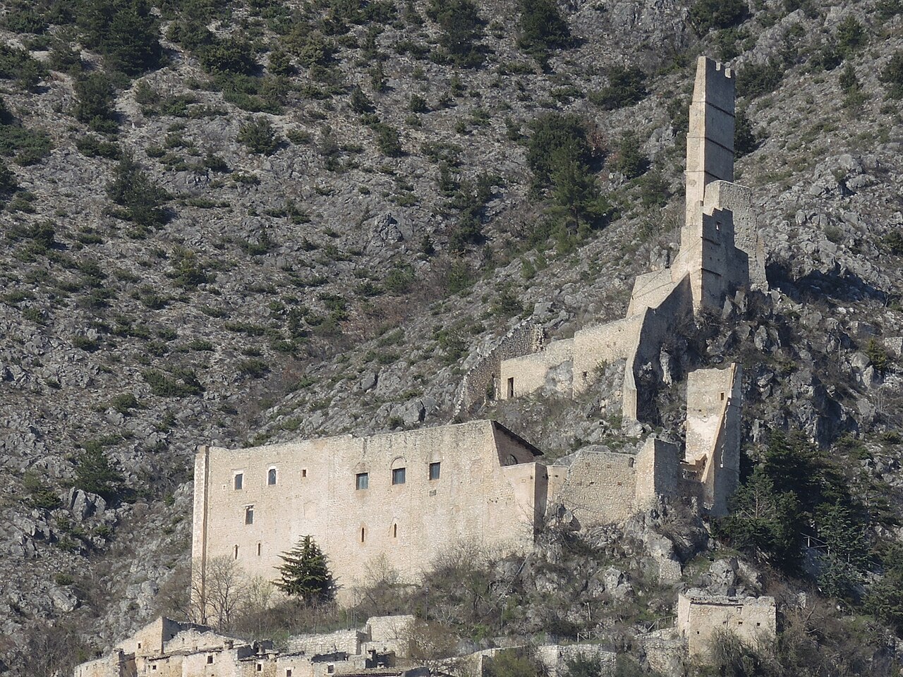 Castello di Roccacasale — Italy castle