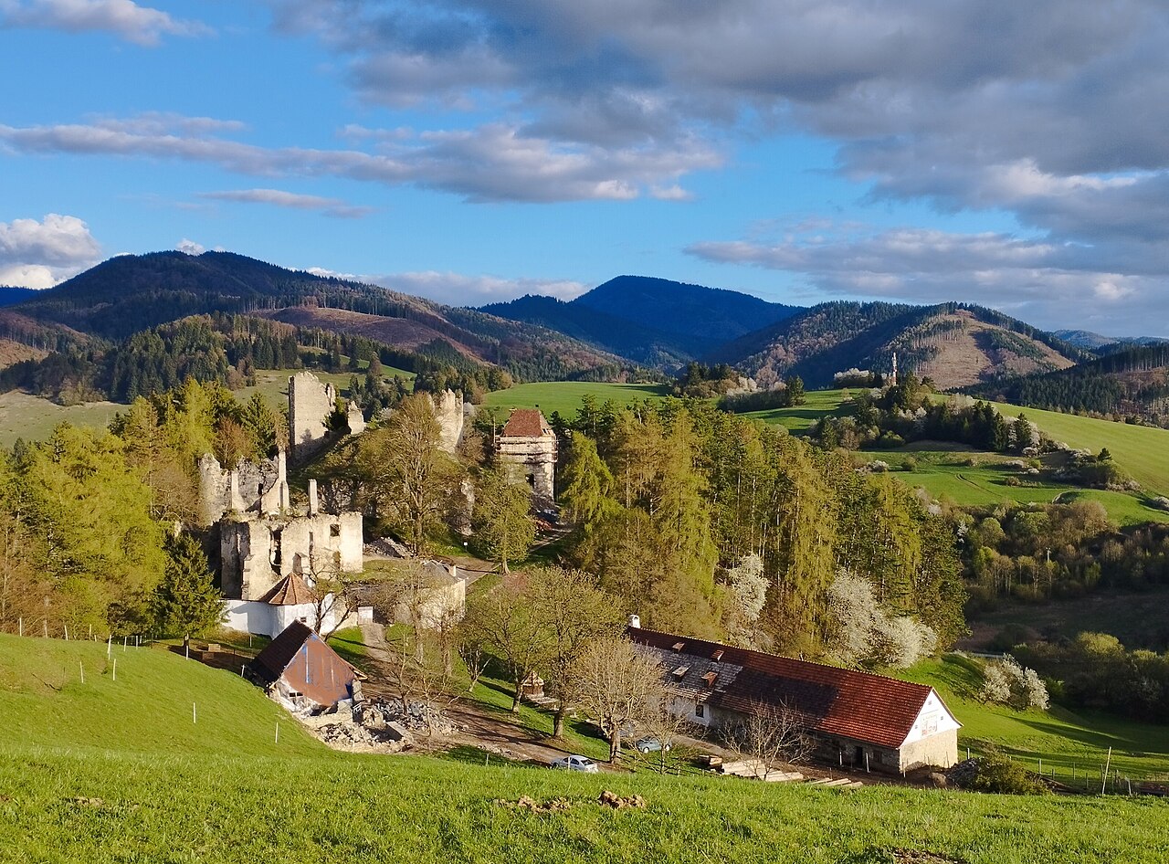 Sklabina Castle Ruins — Slovakia castle
