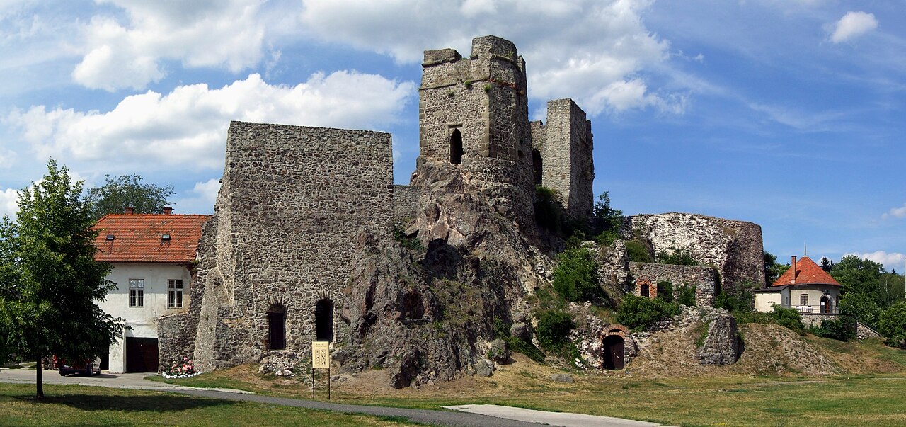 Lewice — Slovakia castle
