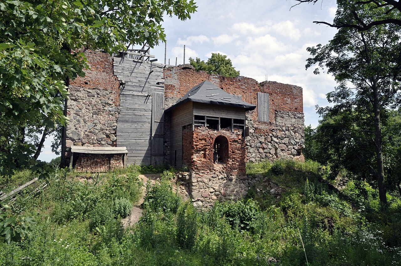Nowy Jasiniec Castle Ruins — Poland castle