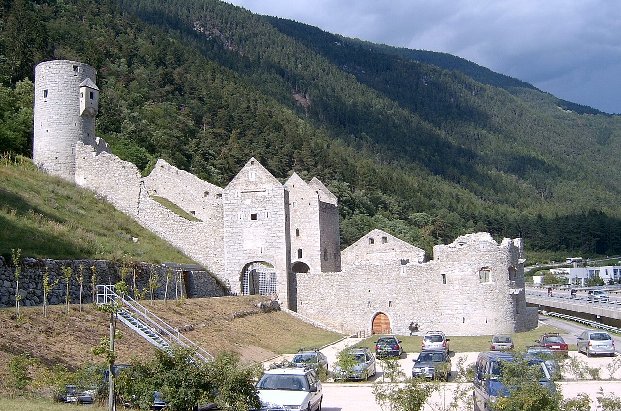 Rio Pusteria Close — Italy castle