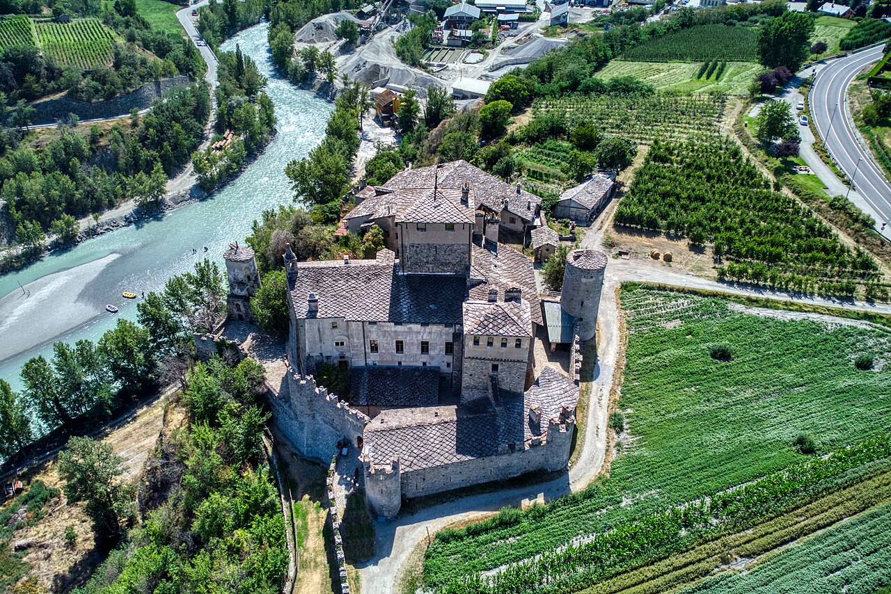 Sarriod de la Tour Castle — Italy castle