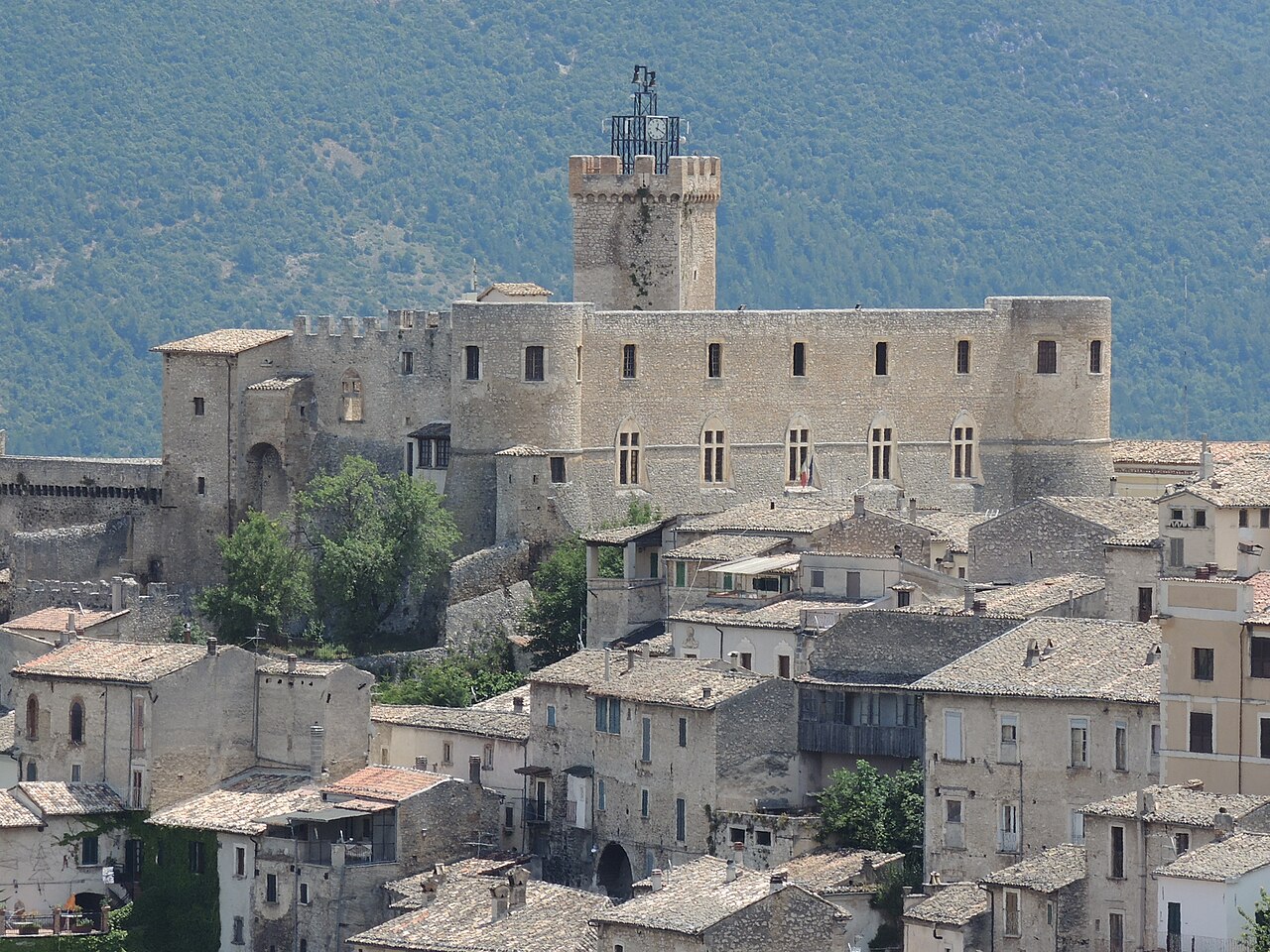 Piccolomini Castle (Capestrano) — Italy castle