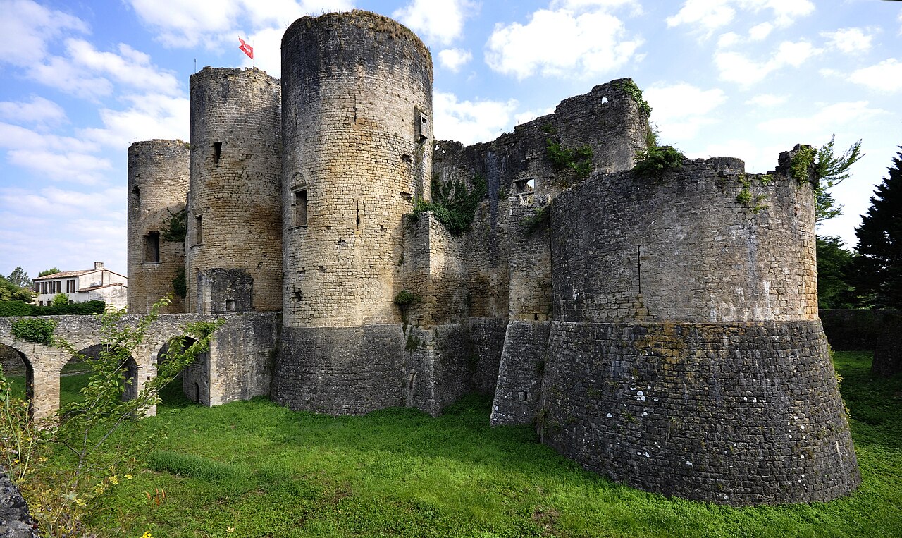 Château de Villandraut — France castle