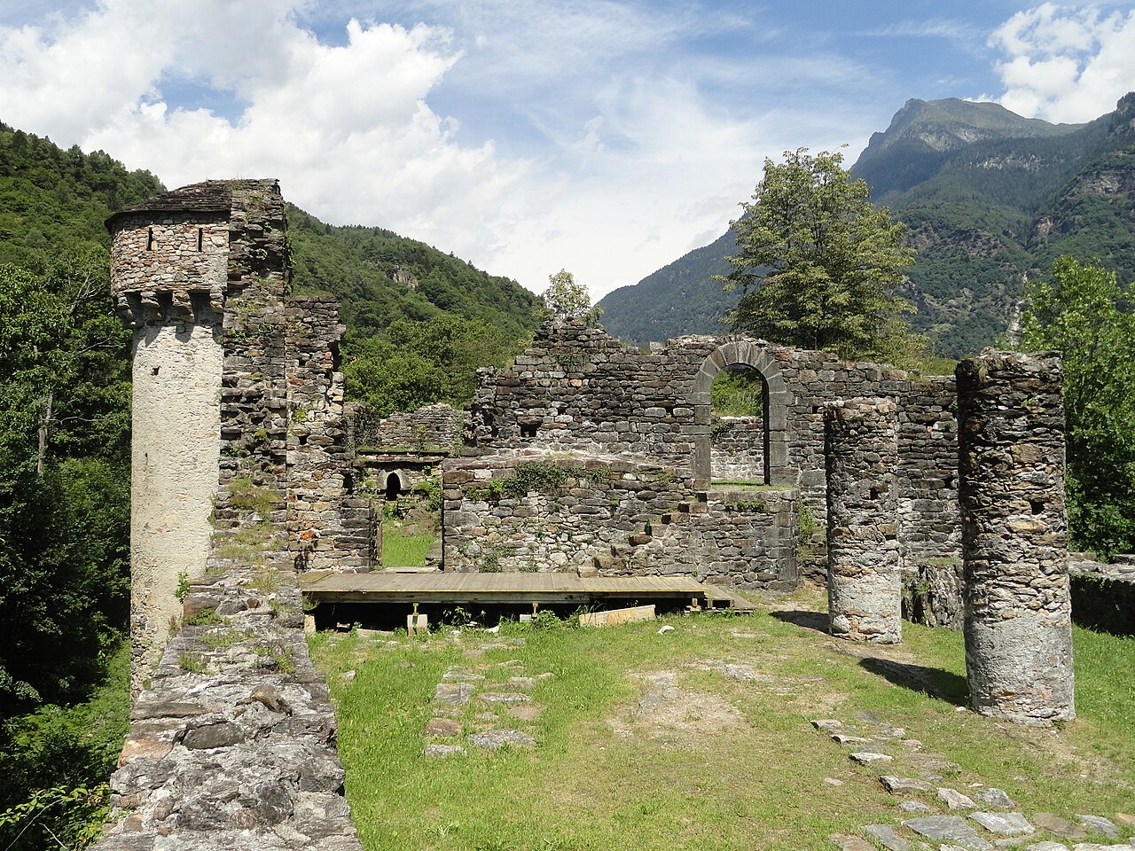 Serravalle Castle — Switzerland castle