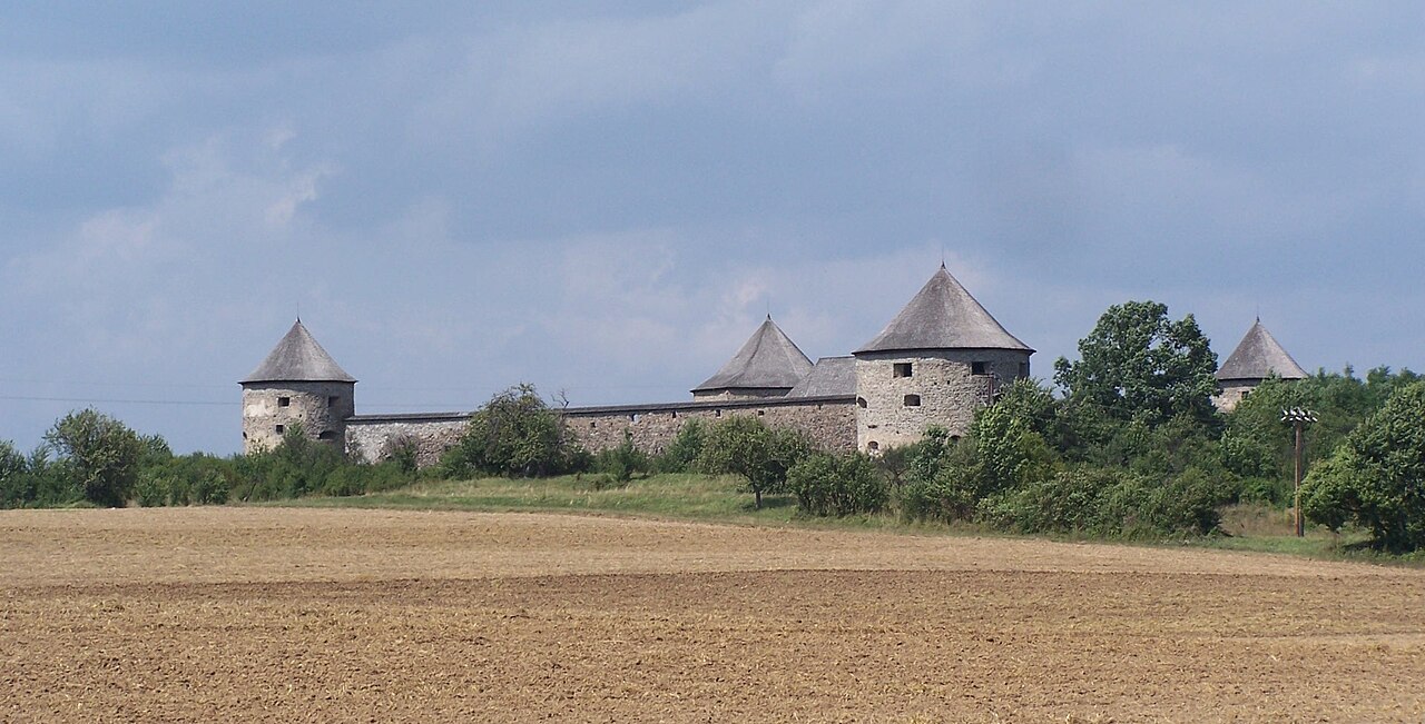 Bzovík Castle Ruins — Slovakia castle
