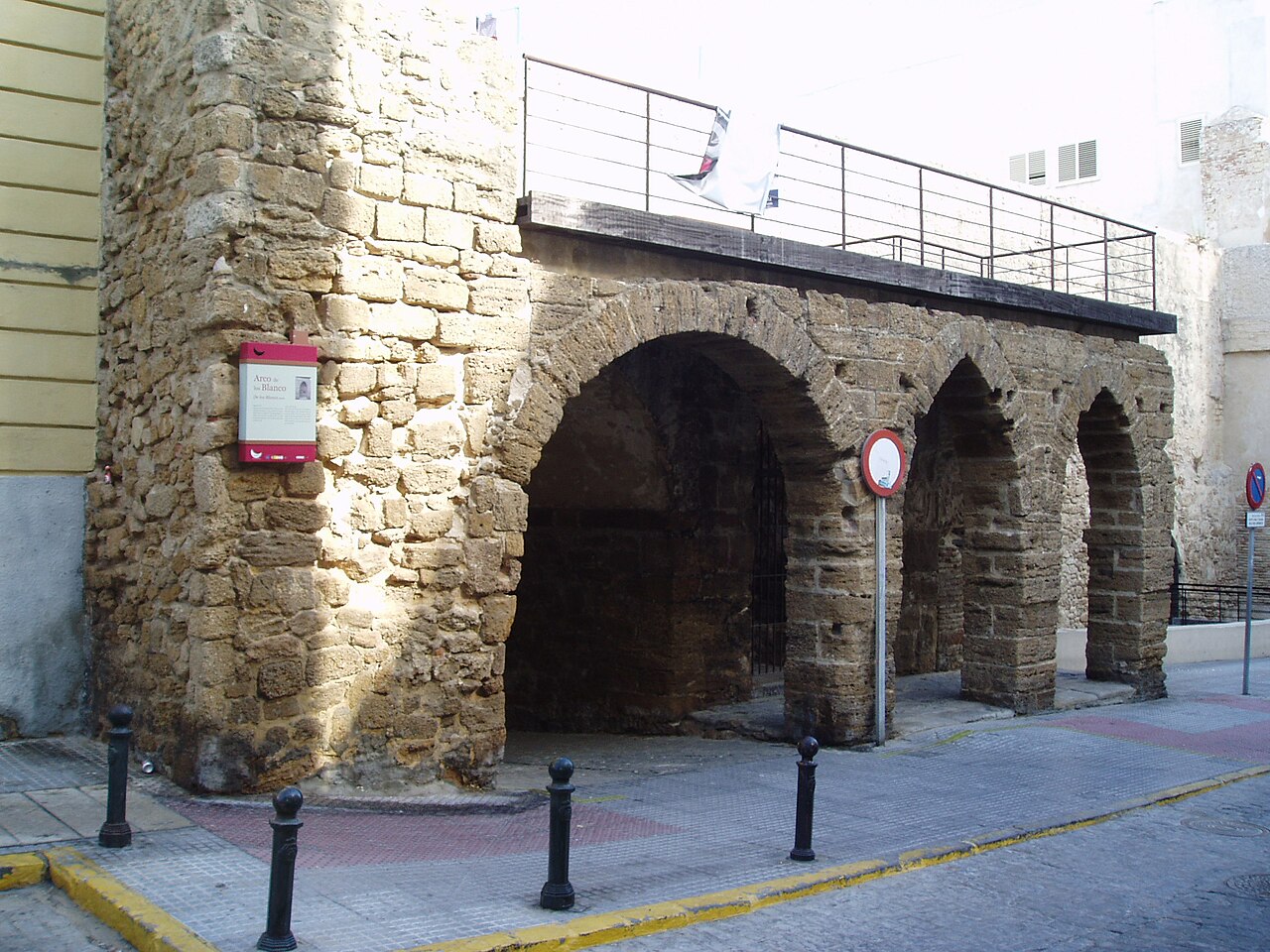 Arco de los Blancos — Spain castle