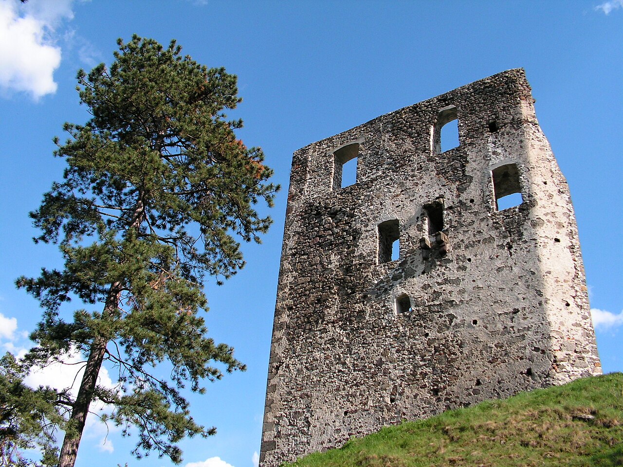 Dobrá Niva Castle — Slovakia castle