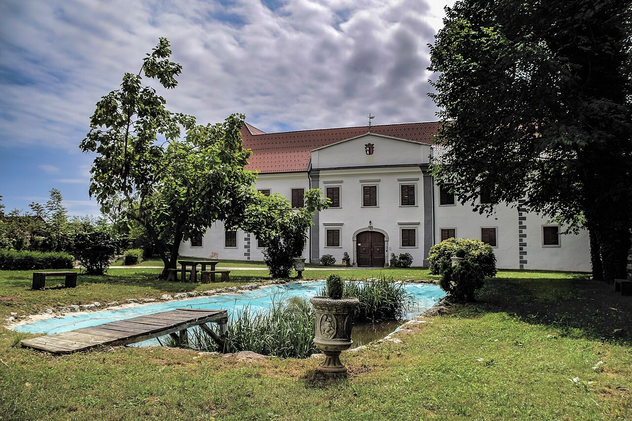 Raka Castle — Slovenia castle