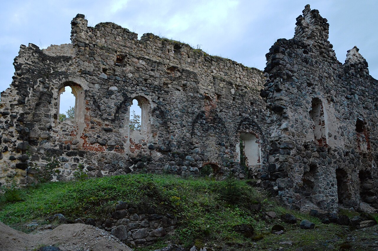 Rauna Castle Ruins — Latvia castle