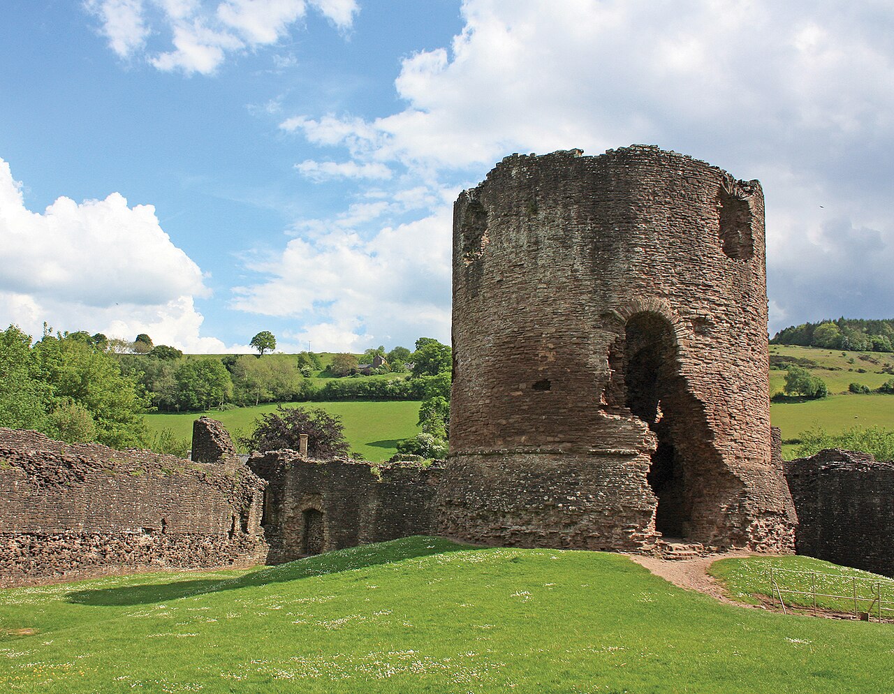 Skenfrith Castle — United Kingdom of Great Britain and Northern Ireland castle