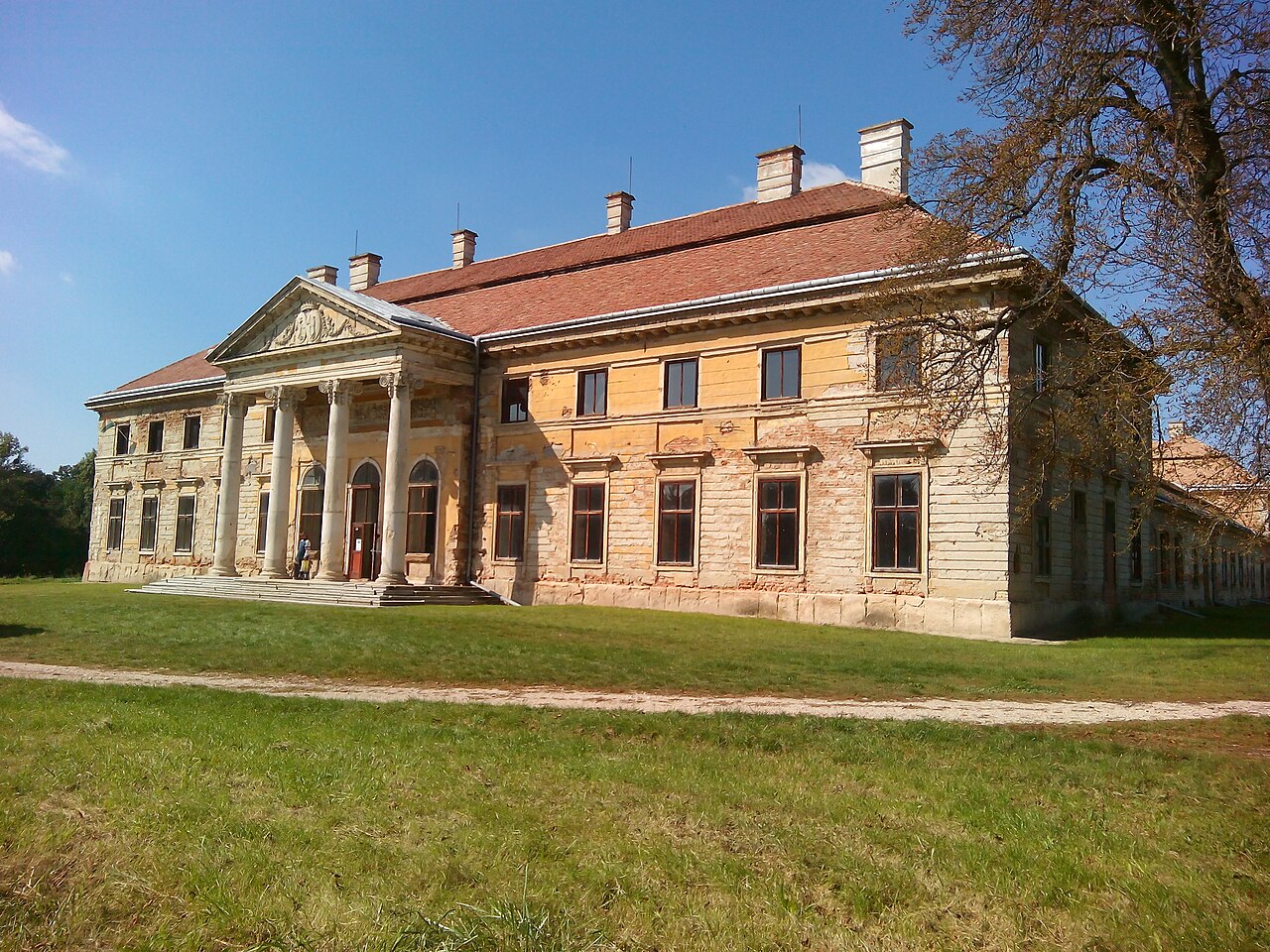 Cziráky Mansion in Lovasberény — Hungary castle