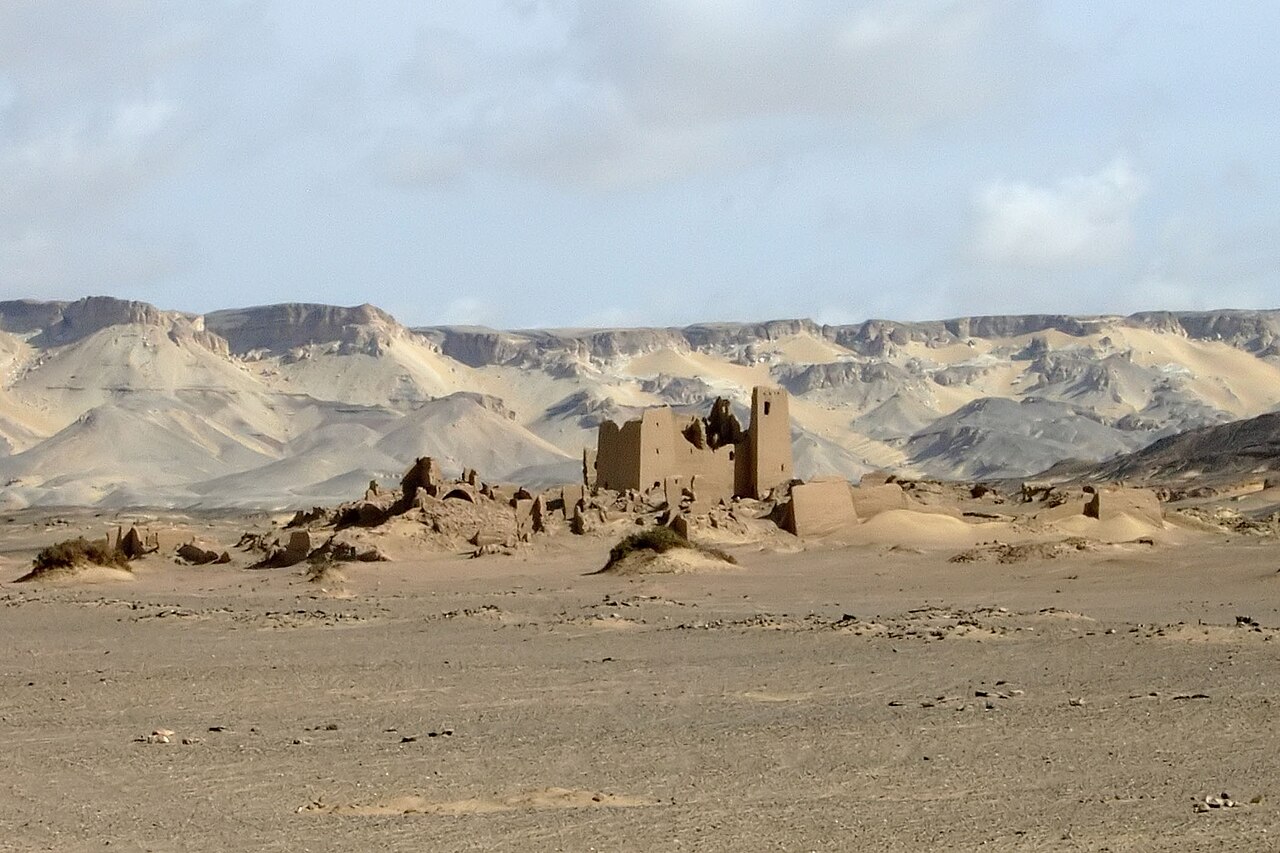 Ain Umm el-Dabadib — Egypt castle