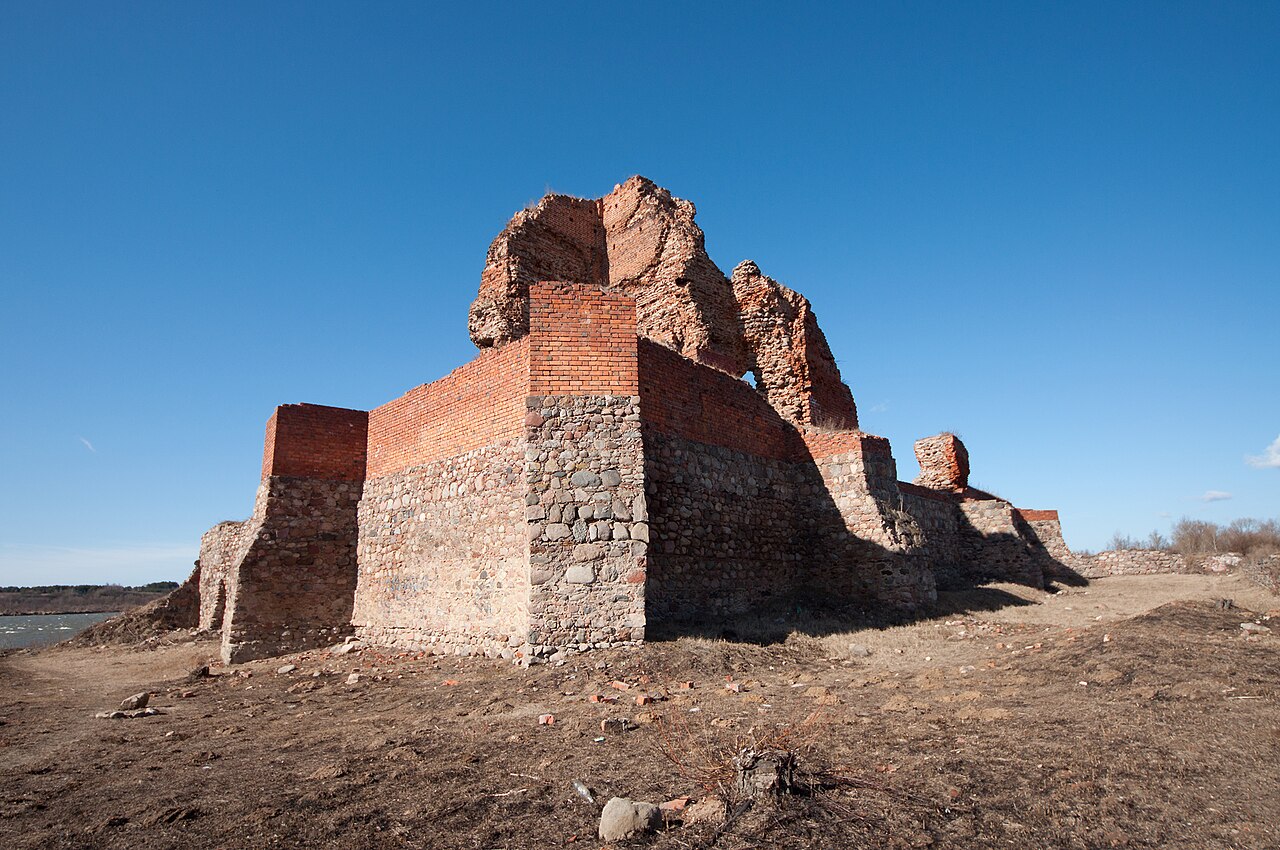 Bobrowniki — Poland castle