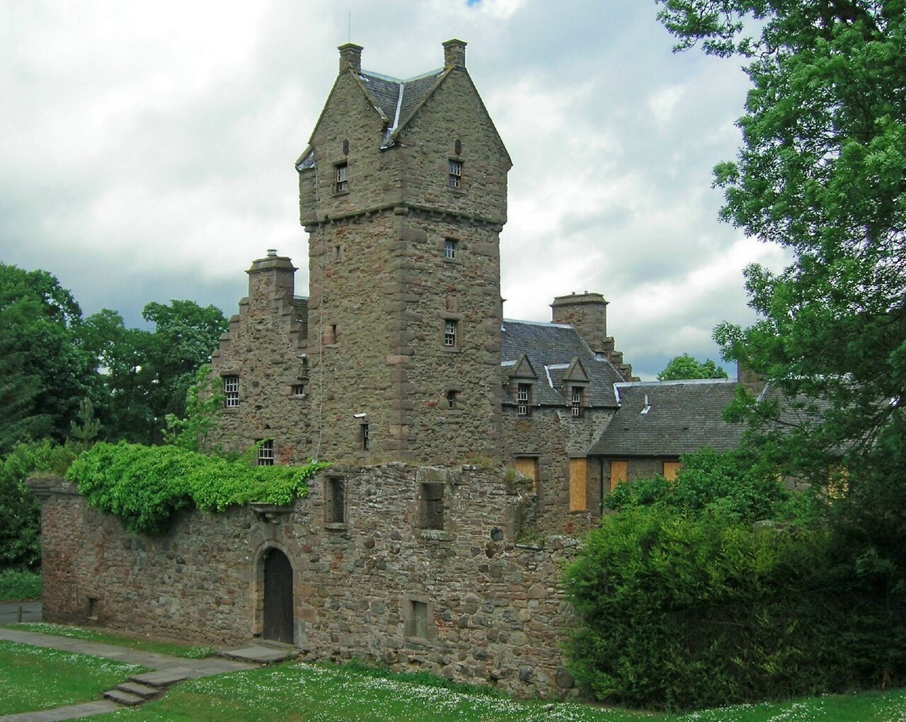 Mains Castle — United Kingdom of Great Britain and Northern Ireland castle