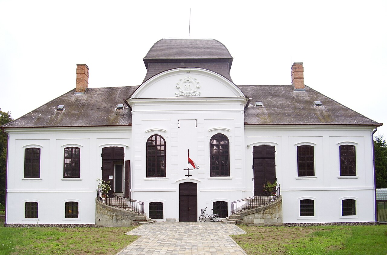 Almásy Mansion, Tarnaméra — Hungary castle