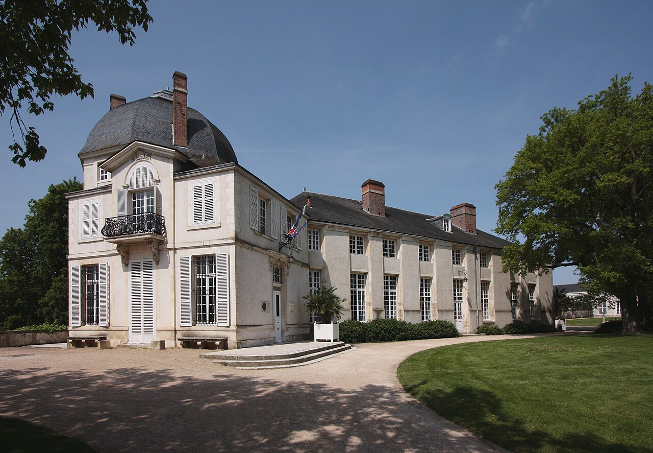 Château de Châteauneuf-sur-Loire — France castle