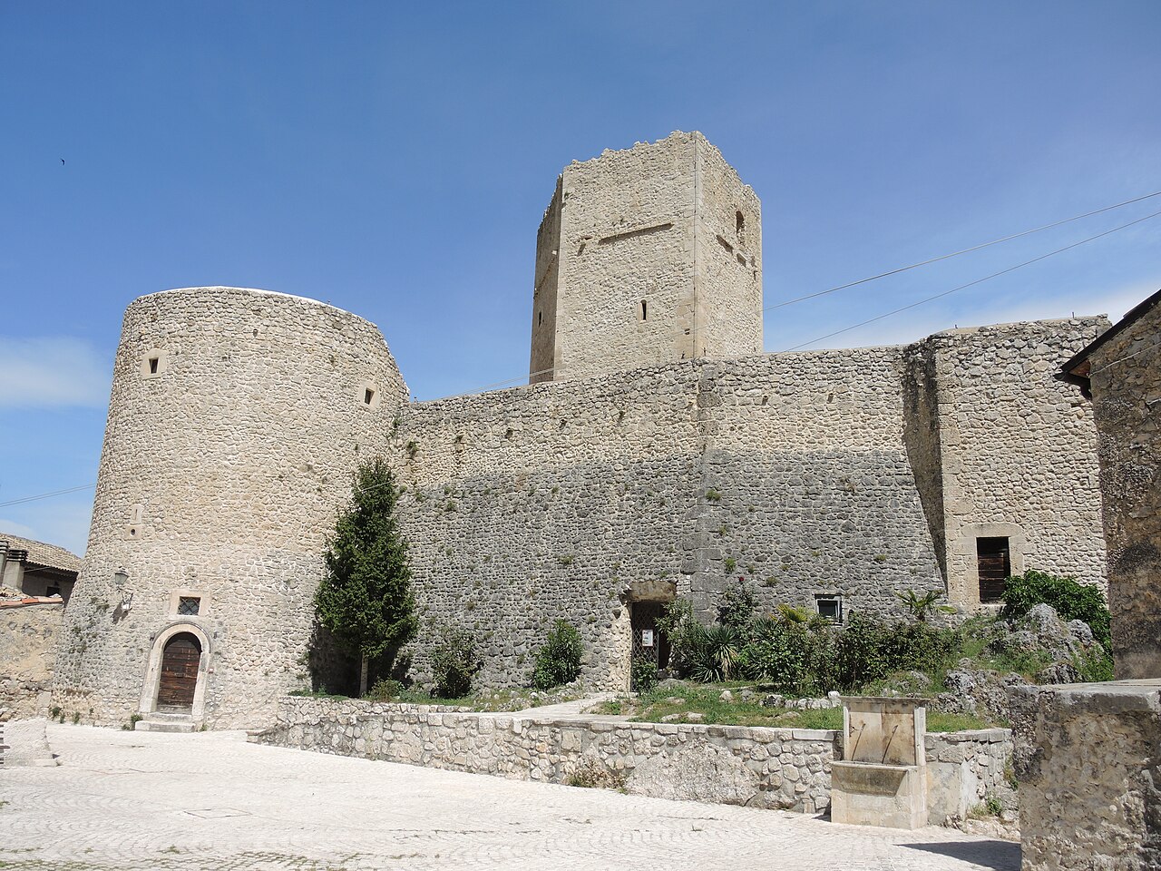 Castello Cantelmo — Italy castle