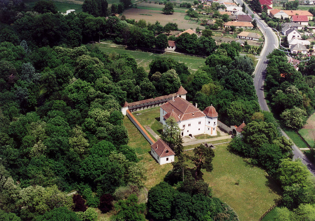 Mágóchy–Alaghy–Sennyei Castle — Hungary castle