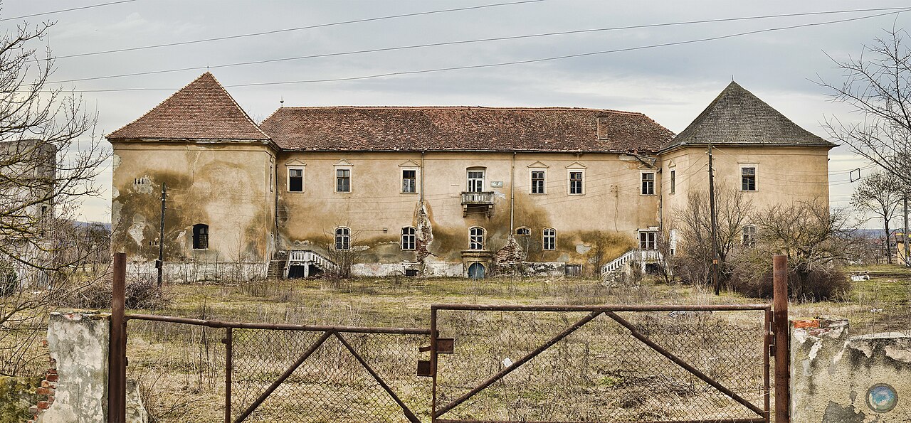 Bethlen Castle (Iernut) — Romania castle