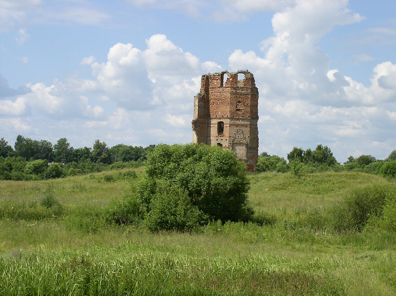 Smalyany Castle Ruins — Belarus castle