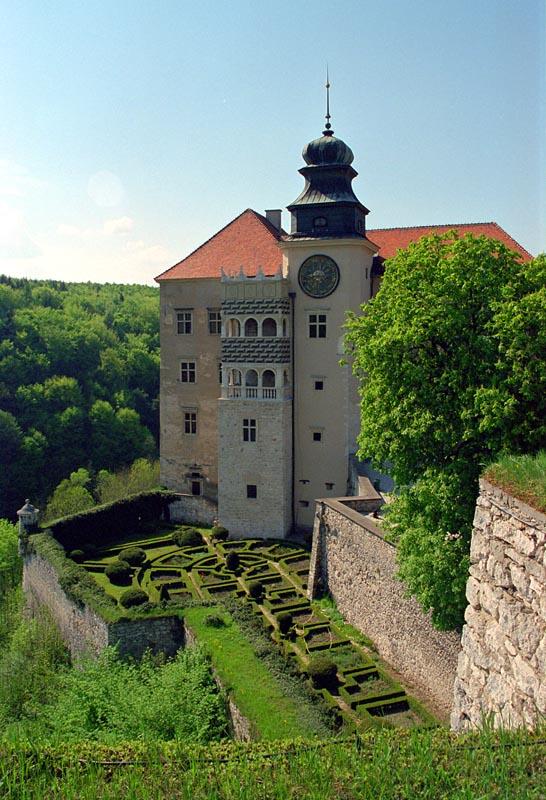 Pieskowa Skała — Poland castle